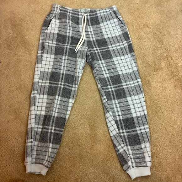 Aerie Gray and White Plaid Fleece PJ’s - Small Short - Picture 3 of 16